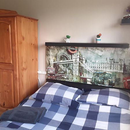 Home From Home Single Or Double Room Netflix Or Virgin Tv Wifi & Free Parking Poole Exterior photo